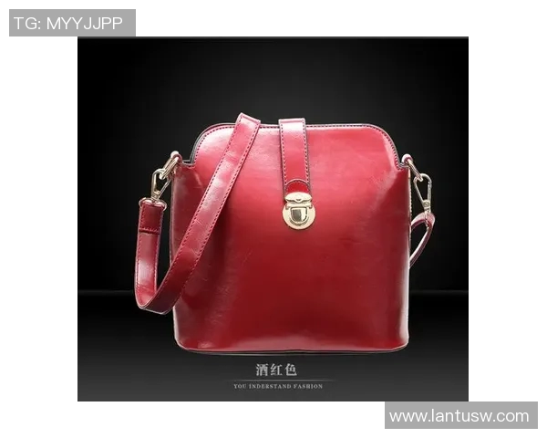 足球明星魅力四射黑色晚礼服展现优雅风范与时尚品味